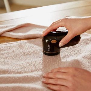Philips GC026/80 Fabric Pill remover Battery Operated Fabric Shaver (Black)
